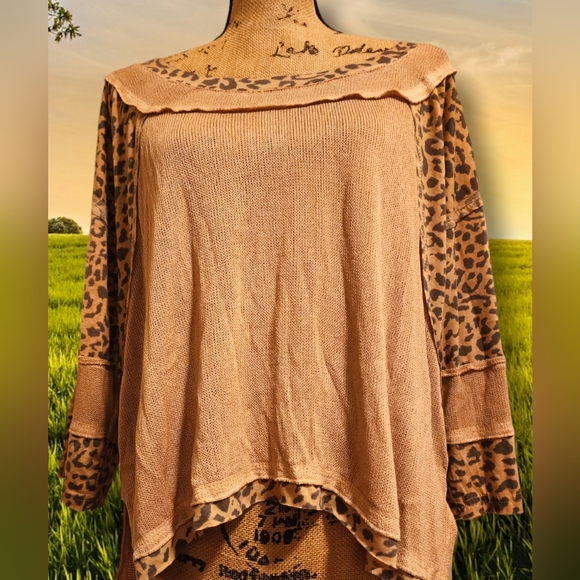 POL Clothing Women's top in a mauve/tanish color with Leopard Print. Size M.NWT - Picture 4 of 11